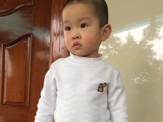 Cau be 2,5 tuoi nhin quoc ky 'doc vanh vach' ten cac nuoc hinh anh