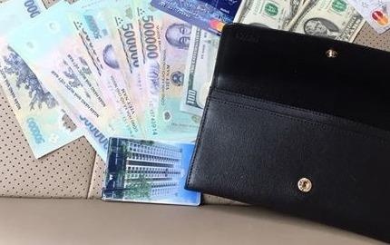 Tai xe taxi nhiet tinh tra lai vi chua nhieu tien cho khach bo quen hinh anh