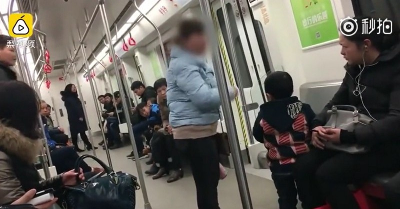 bà mẹ đánh con nơi công cộng ảnh 1 ba me danh con noi cong cong anh 1