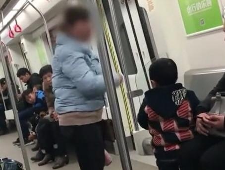 Ba me danh con noi cong cong va ly do xuc dong phia sau hinh anh