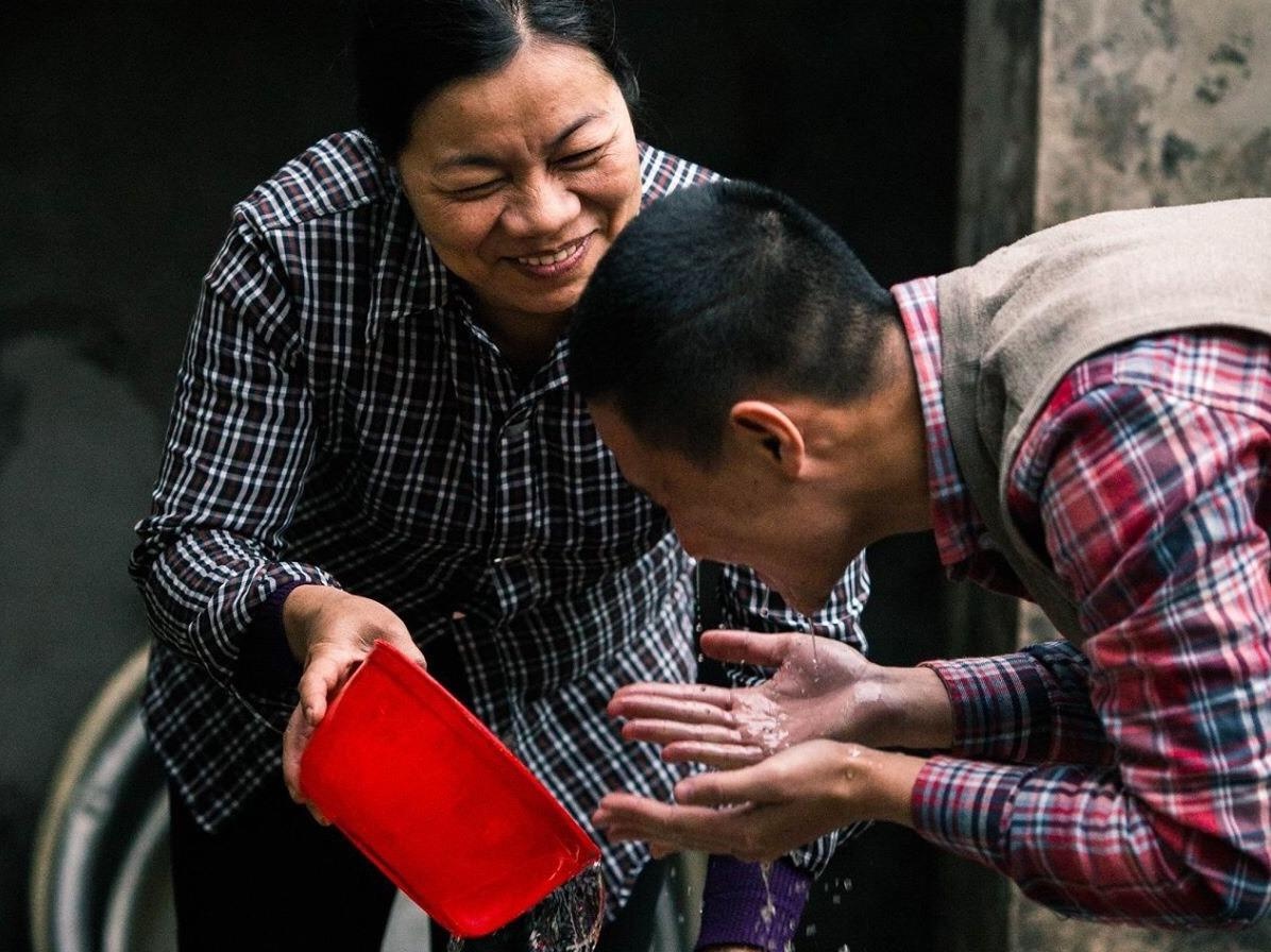 Bo anh 'Voi me, con la mua xuan' gay xuc dong ngay giap Tet hinh anh