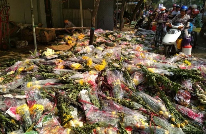 cac cho hoa xa rac bua bai chieu 30 Tet anh 2