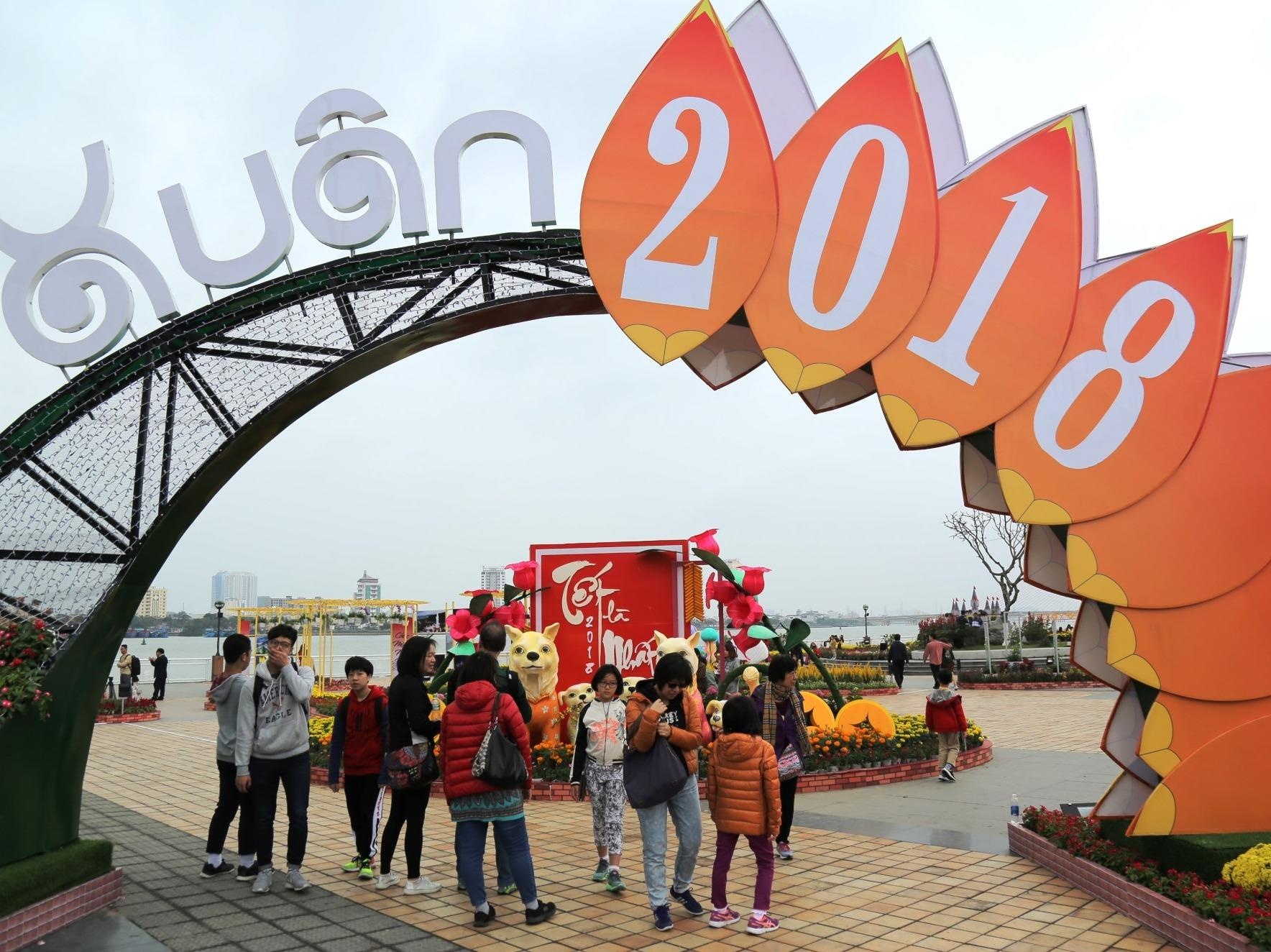 Den Da Nang dao duong hoa, ngam phao bong dem Giao thua hinh anh