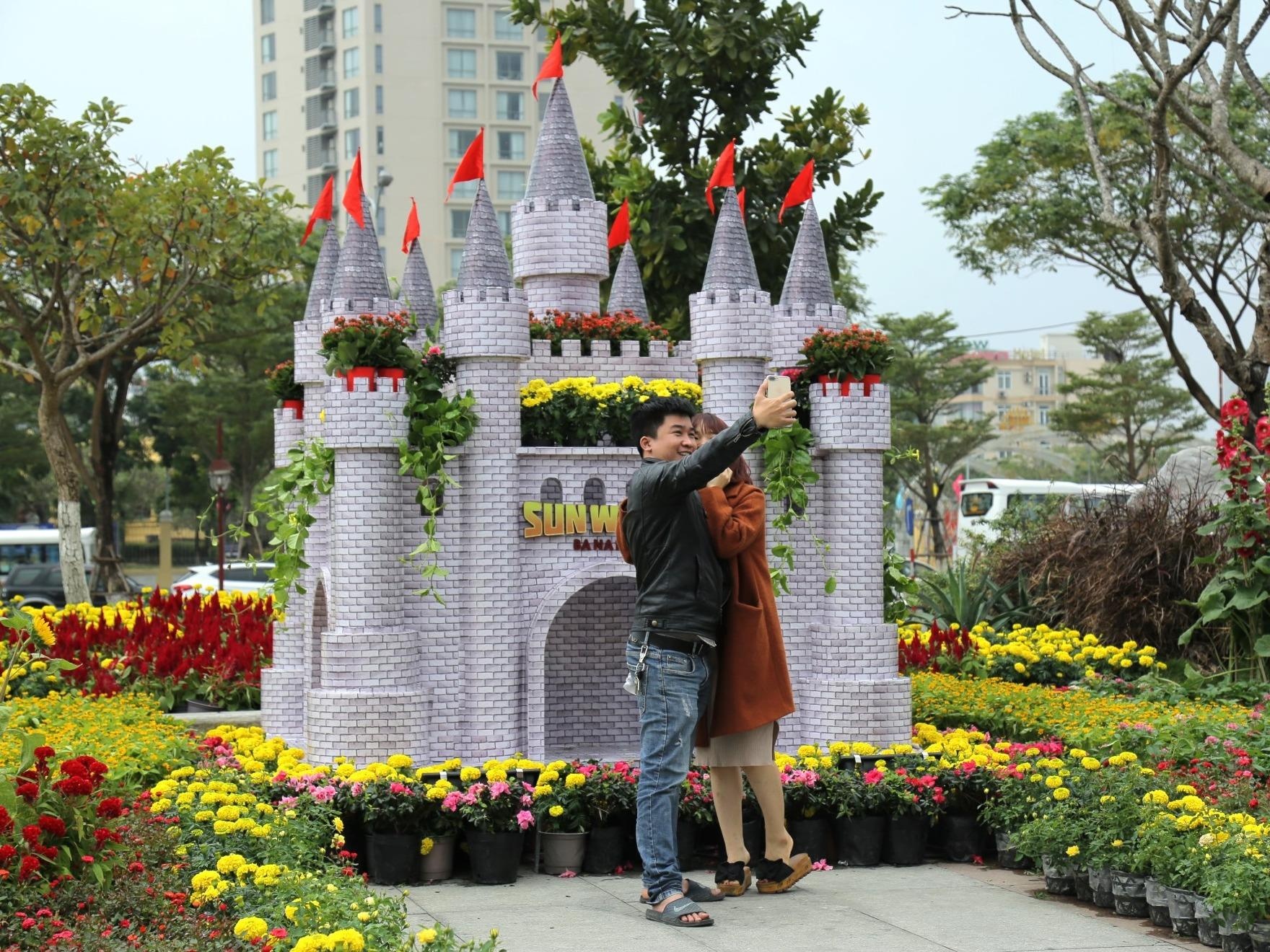 Vui choi tha ga o nhung diem den Sun World dip Tet nam nay hinh anh