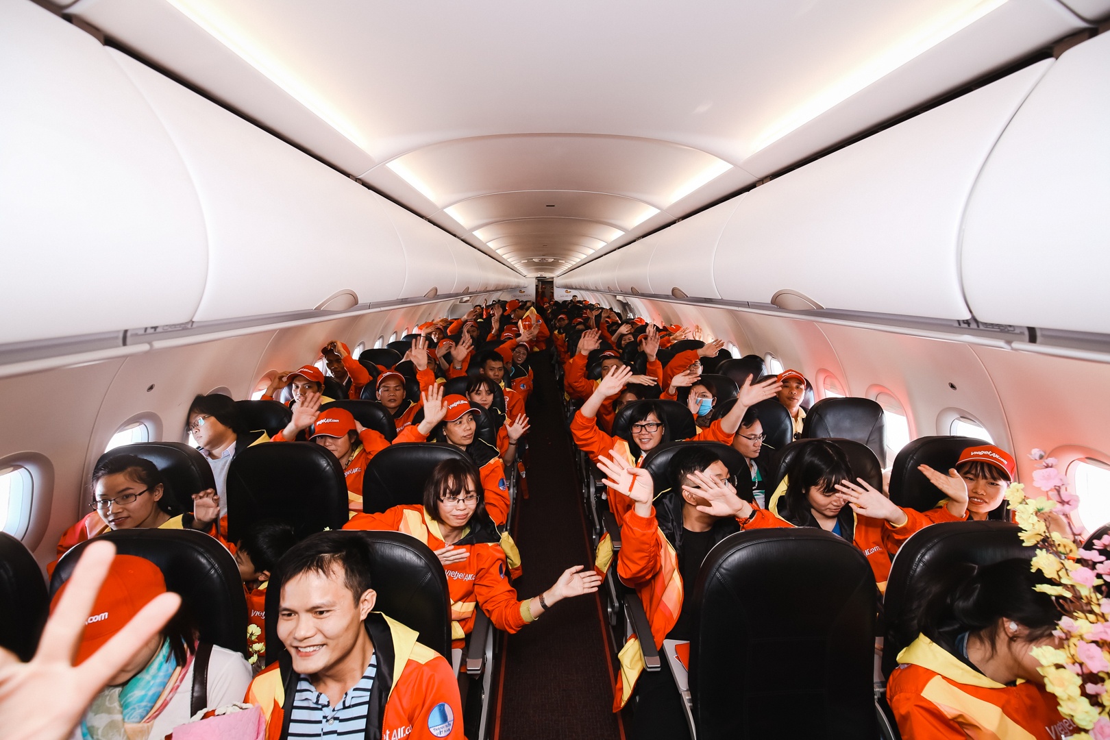 hinh anh cam dong tren chuyen bay anh 1