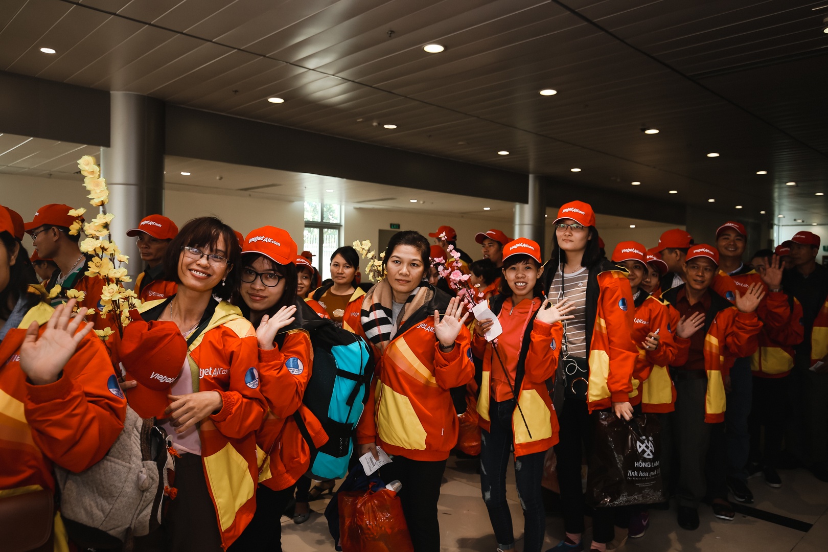 hinh anh cam dong tren chuyen bay anh 2