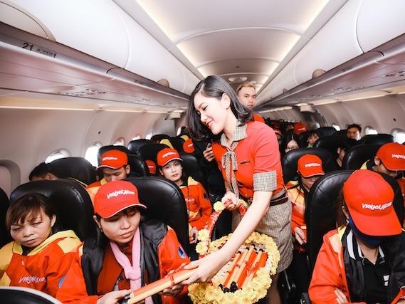 Nhung hinh anh cam dong tren chuyen bay doan vien ngay Tet hinh anh