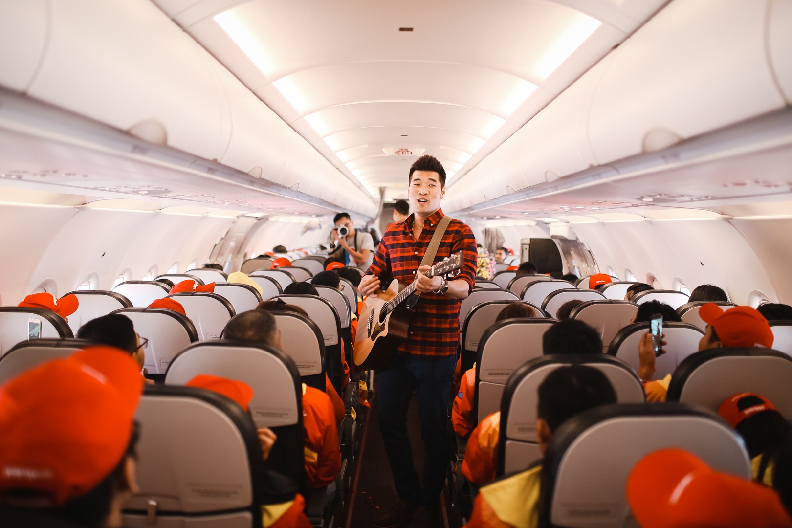 hinh anh cam dong tren chuyen bay anh 4