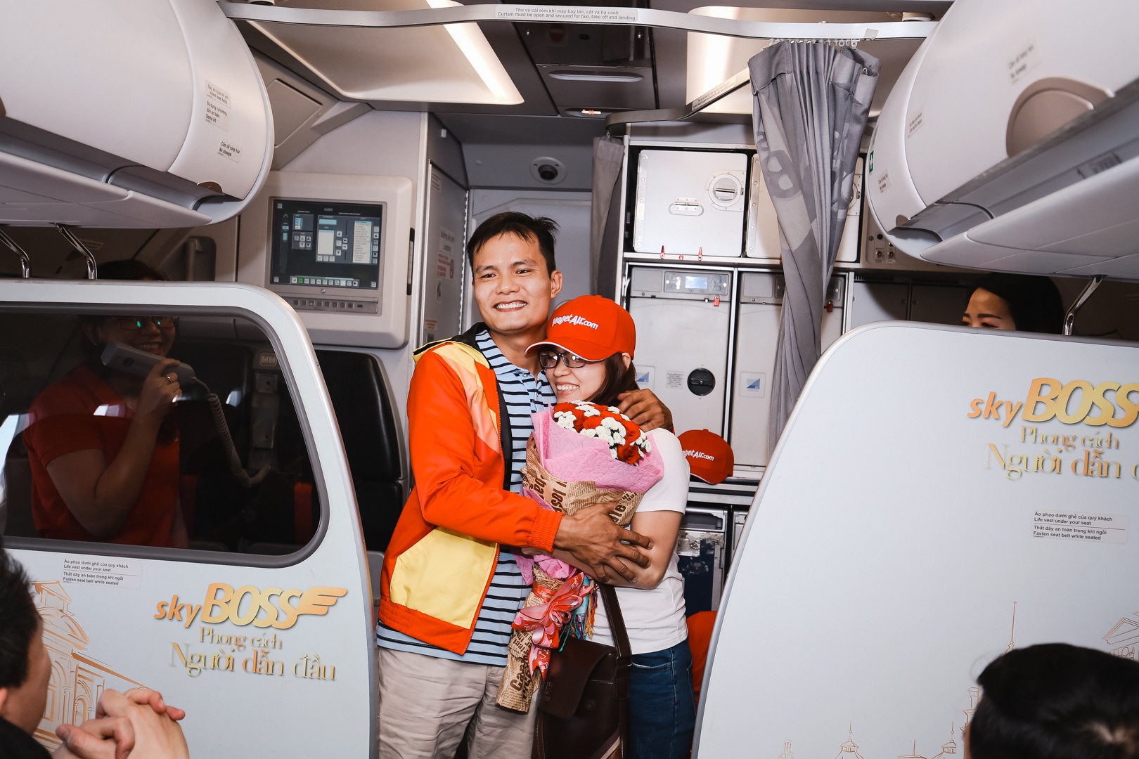 hinh anh cam dong tren chuyen bay anh 8