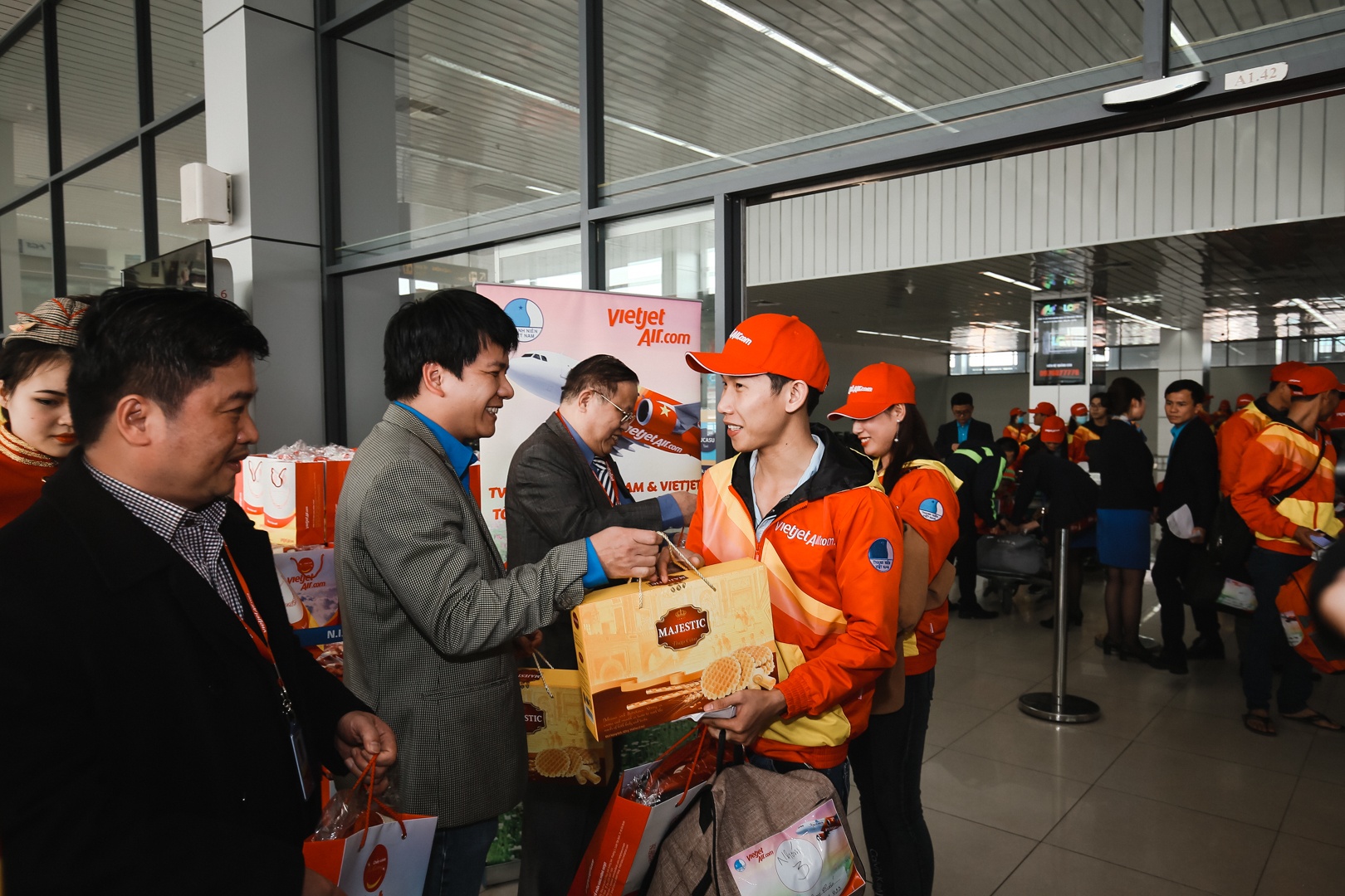 hinh anh cam dong tren chuyen bay anh 11