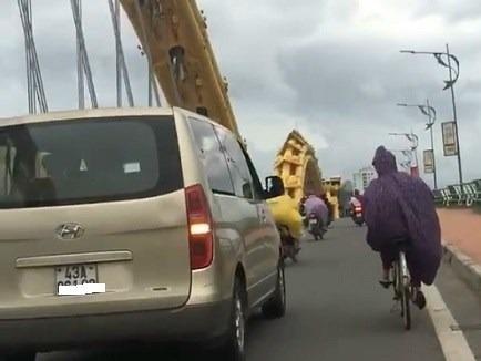 Am long voi nhung cau chuyen tu te tren duong hinh anh