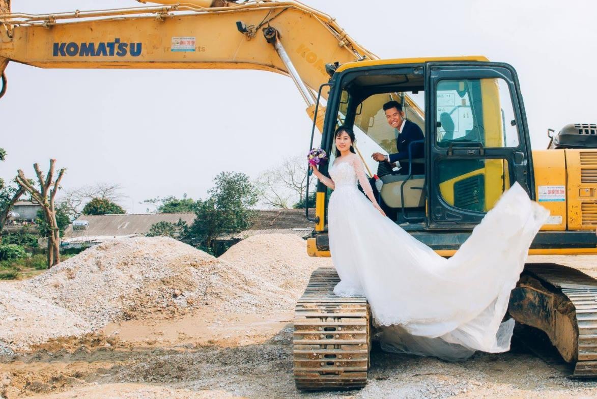 chu re Nghe An chup anh cuoi ben may xuc anh 1