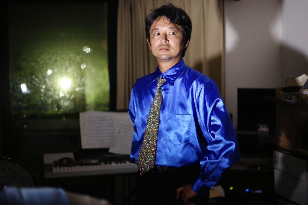 Nguoi dan ong Nhat can gao de nau com hinh anh