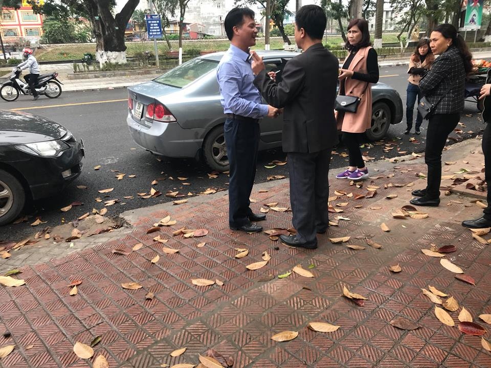 Ôtô va chạm chủ xe bắt tay hoà giải ảnh 1 Oto va cham chu xe bat tay hoa giai anh 1