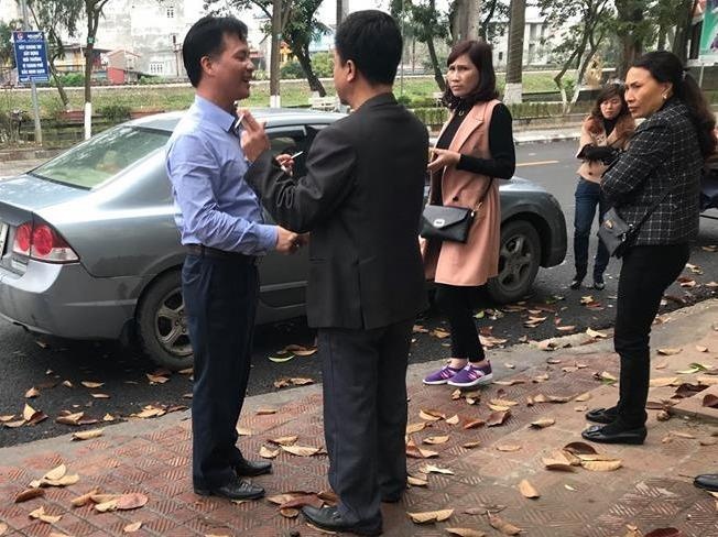 Oto va cham, hai chu xe xuong bat tay hoa giai hinh anh