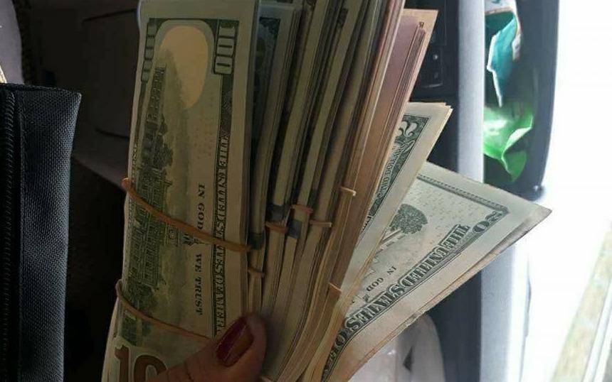 Vo chong tai xe taxi tra 17.000 USD, MacBook cho khach Tay bo quen hinh anh