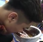 Chang trai nhan loi thach dau uong ruou hinh anh