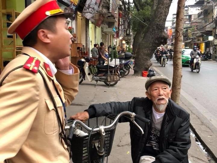 CSGT Ha Noi cho cu gia bi lac ve nha hinh anh