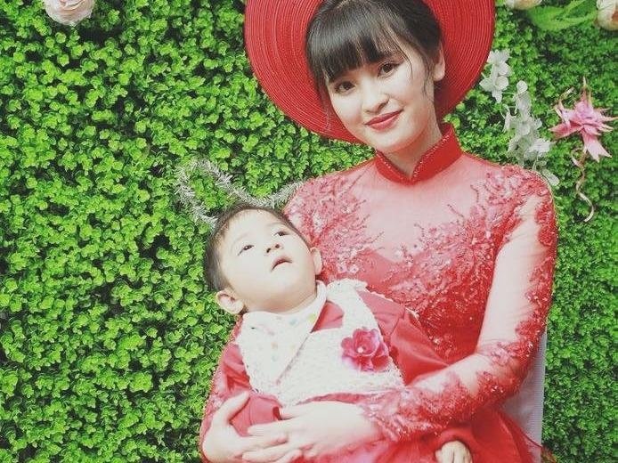 Em be Lao Cai suy dinh duong tham du le an hoi cua me nuoi xinh dep hinh anh