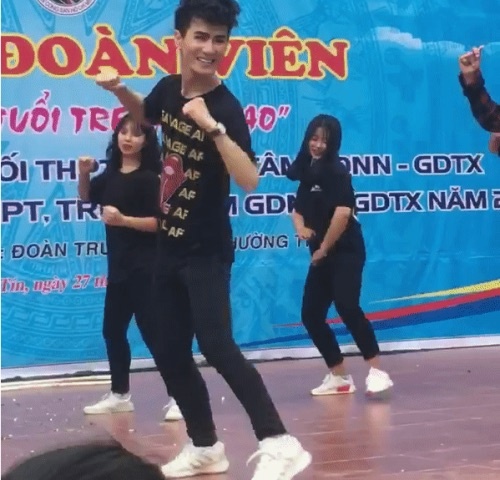 thầy giáo trẻ quẩy despacito ảnh 1 thay giao tre quay despacito anh 1