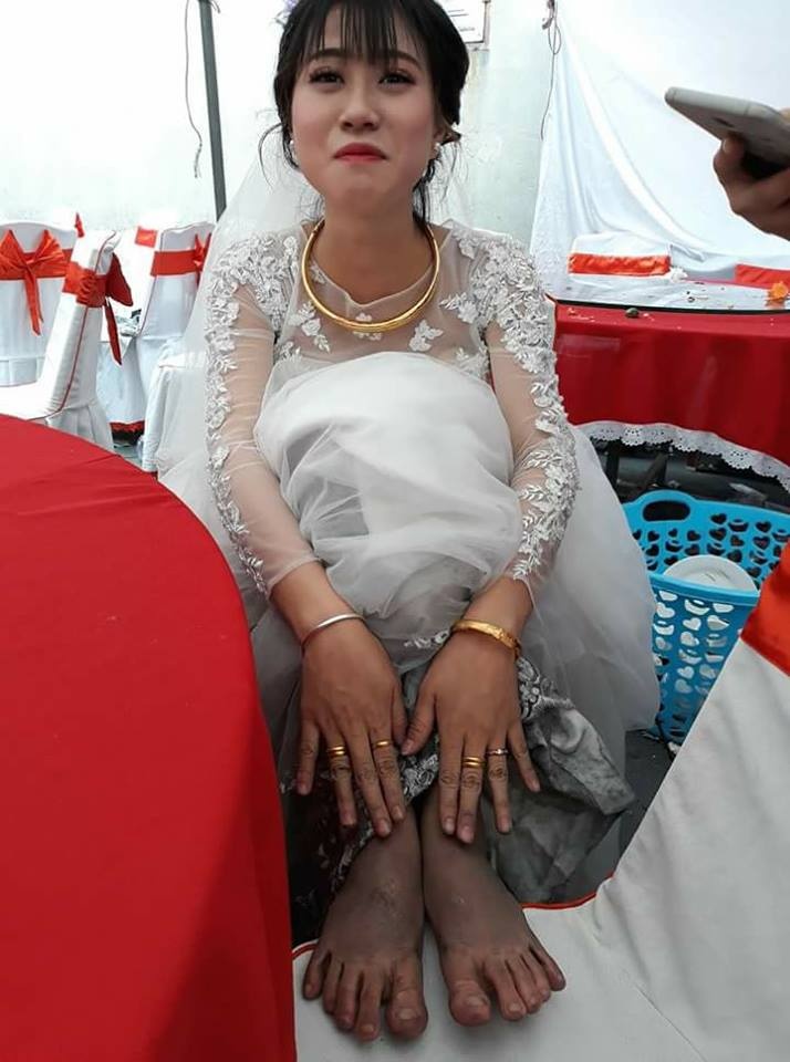 cô dâu chân lấm lem ảnh 1 co dau chan lam lem anh 1