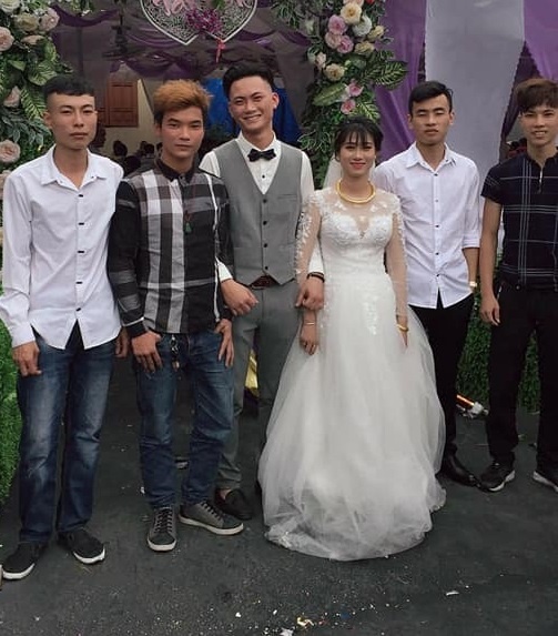 cô dâu chân lấm lem ảnh 2 co dau chan lam lem anh 2