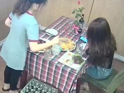 Quan ly tra tien cho co gai uong say vi that tinh o quan hinh anh