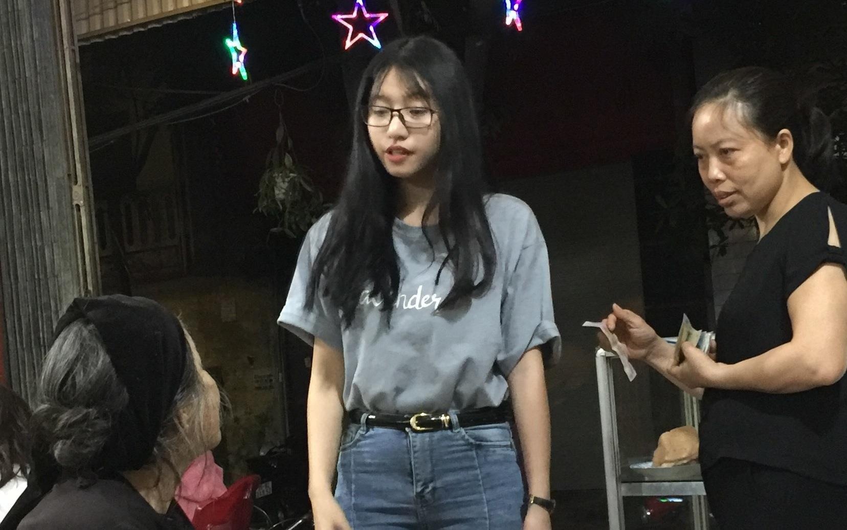 Co gai Nghe An xinh dep tra tien 20 bua com cho ba cu an xin hinh anh