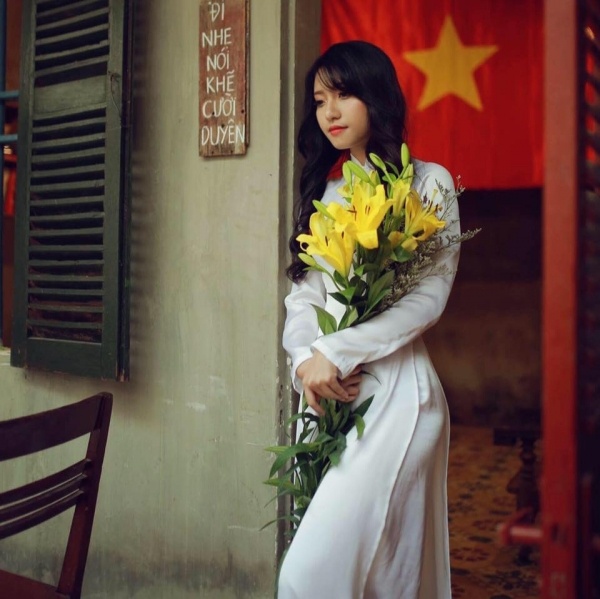 nhan sac co gai giup do ba cu anh 7