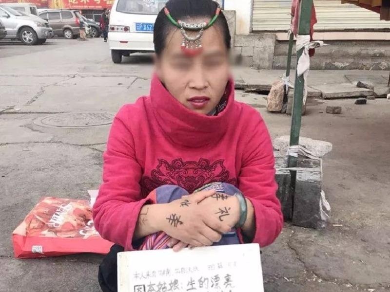 Co gai an xin bi nem da vi cho rang minh qua xinh dep de di lam hinh anh