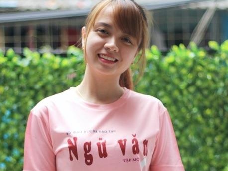 Ve ngoai xinh dep cua 9X thiet ke ao in hinh bia sach giao khoa hinh anh