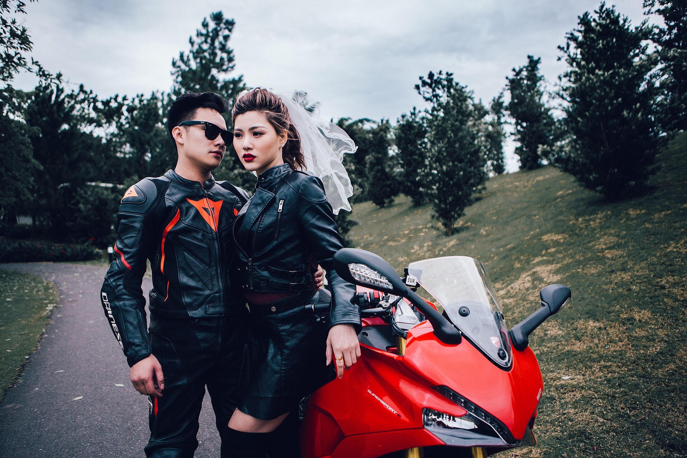 Anh cuoi ben xe phan khoi lon anh 1