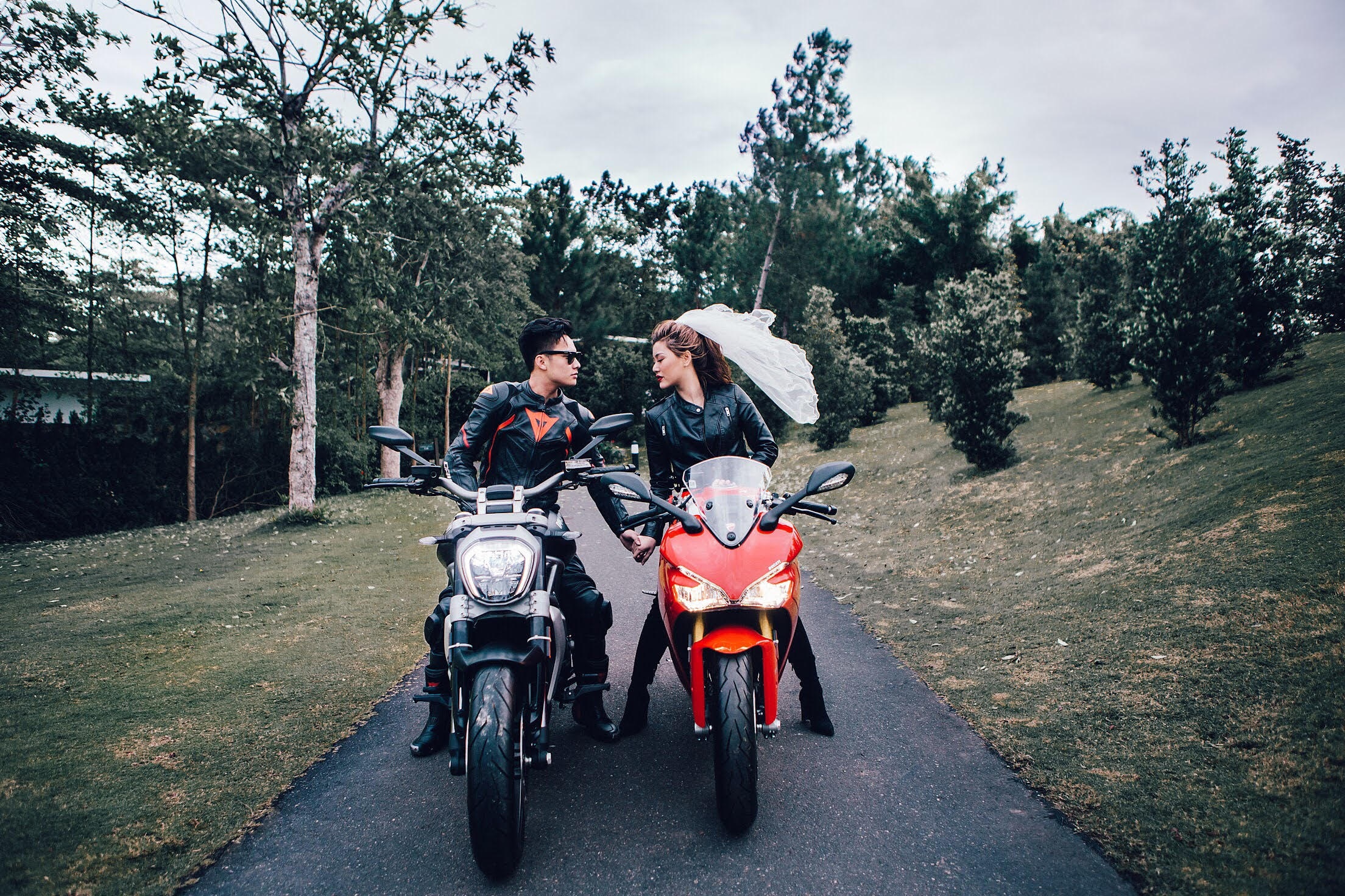 Anh cuoi ben xe phan khoi lon anh 2