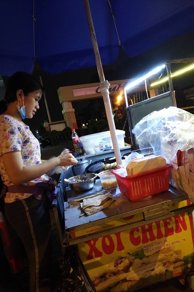 cô gái Sài Gòn bán xôi chiên tốt bụng ảnh 2 co gai Sai Gon ban xoi chien tot bung anh 2