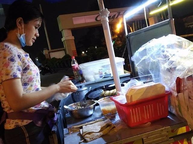 Co gai Sai Gon ban xoi chien 5.000 dong tang kem ao mua cho khach hinh anh
