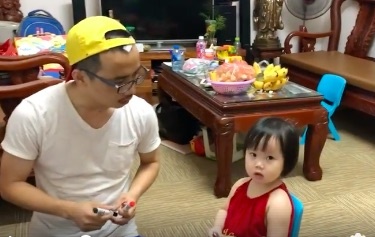 Ong bo hai huoc day con gai 2,5 tuoi hoc Toan hinh anh