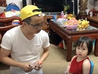 Ong bo hai huoc on toan cho con 2,5 tuoi thi vao lop 1 hinh anh