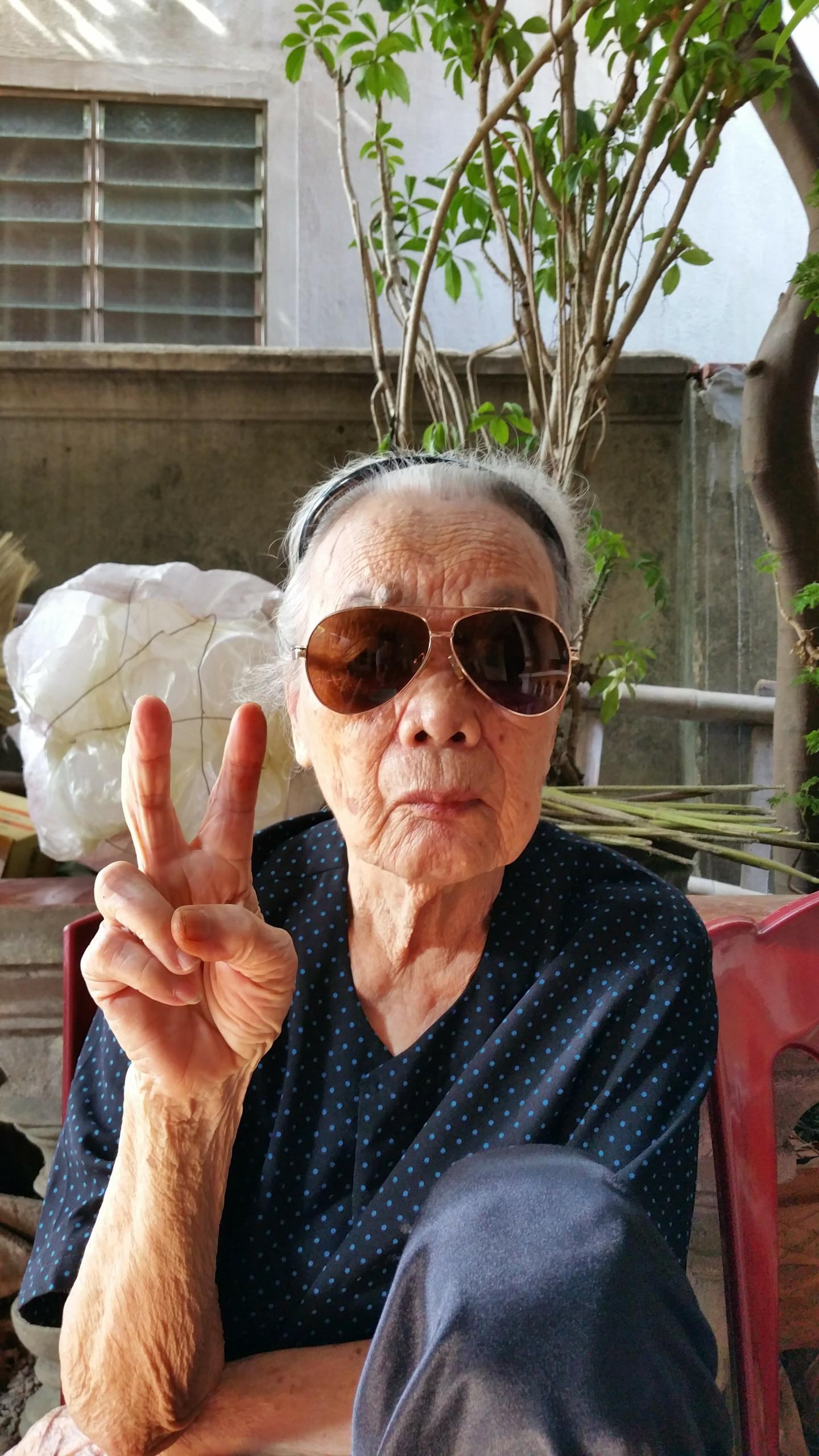 bàn ngoại toạ dáng cùng cháu trai ảnh 2 ban ngoai toa dang cung chau trai anh 2