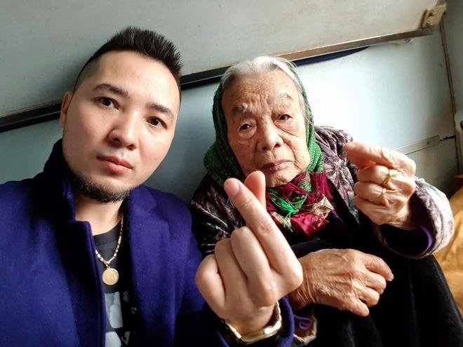 Ba ngoai 90 tuoi khong ngai tao dang xi-tin ben chau trai hinh anh
