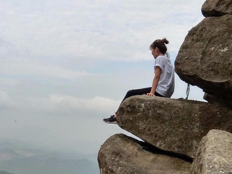 Nu phuot thu bi len an khi 'song ao' tren mom da cao hinh anh
