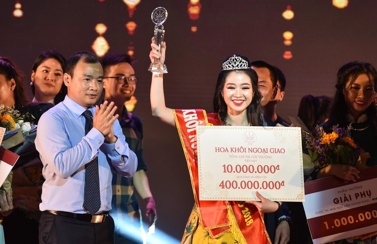 hoa khoi dai hoc ngoai giao anh 10