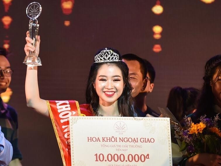 Tro thanh hoa khoi Ngoai giao nho tieng Anh xuat sac hinh anh