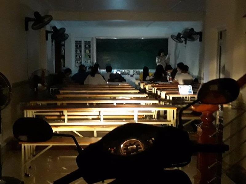 Nhom hoc sinh chuyen Toan bat den pha xe may de on thi hinh anh