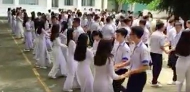 Hoc sinh Phan Chau Trinh nhay 'Tinh ca Tay Bac' hinh anh