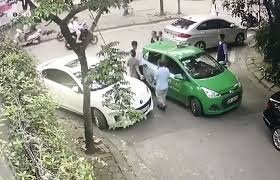 Chu xe Mercedes cam gach danh tai xe taxi hinh anh