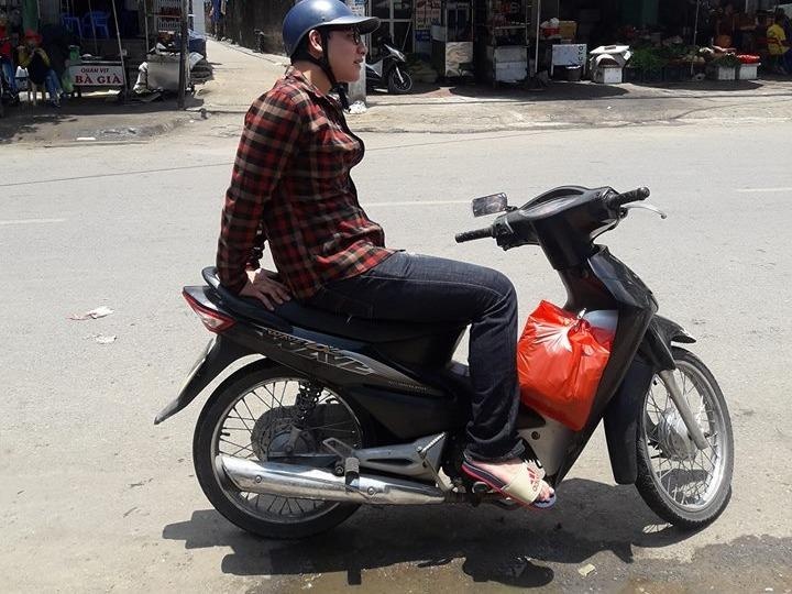 'Em trai nha nguoi ta' che nang yen xe may cho chi ngoi bot nong hinh anh