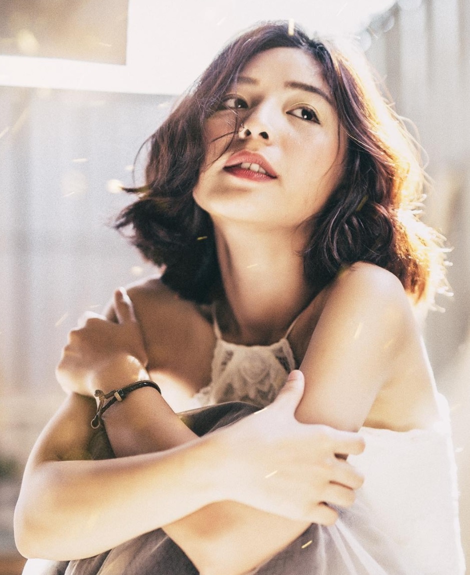 nu chinh trong MV noi tieng anh 21