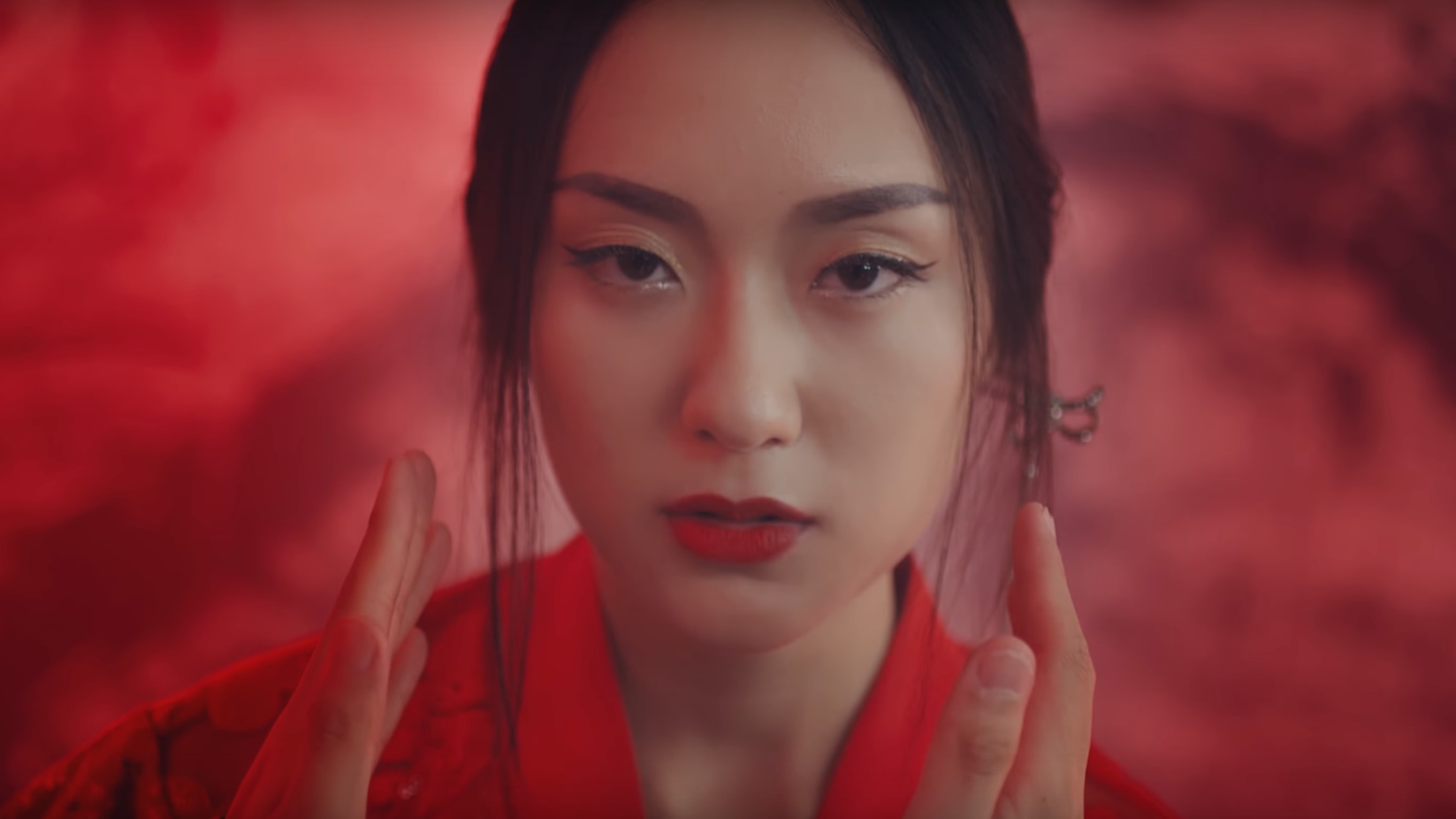 nu chinh trong MV noi tieng anh 15