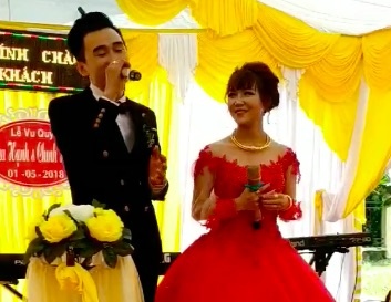 Chu re Quang Binh hat 'Co gai M53' tang vo hinh anh