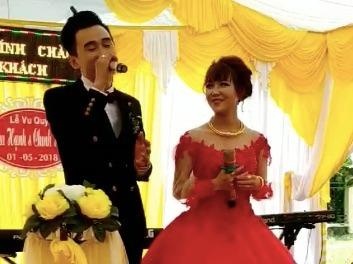 Chu re Quang Binh hat 'Co gai M53' tang vo trong ngay cuoi hinh anh